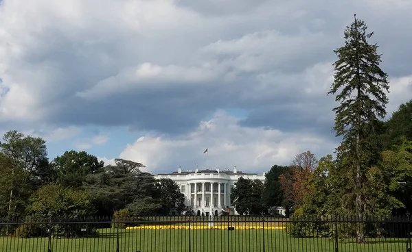 Södra gräsmatta utsikt över vita huset i Washington, Dc — Stockfoto