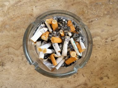 Sigara izmaritli kül tablası.