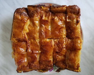 Ev yapımı peynir strudel bir tepsi