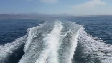 Kaliforniya 'daki Ventura limanı yakınlarındaki Pasifik Okyanusu' nu kesen bir tekne tarafından gerçekleştirilen su uyanması Kanal Adaları Ulusal Parkı 'na doğru bir yolculukta gerçekleşti..