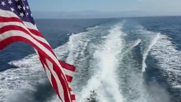 Bandiera Americana Sventola Scia Acqua Fatta Motoscafo Che Taglia Oceano — Video Stock