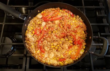 Karides, pirinç ve kırmızı biberli deniz ürünleri karışımı.