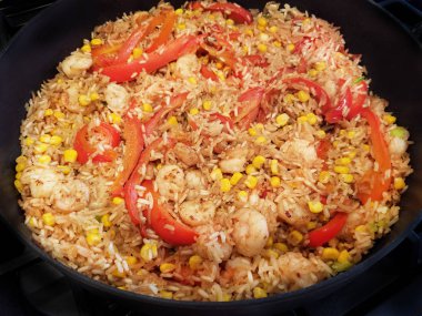 Karides, pirinç ve kırmızı biberli deniz ürünleri karışımı.