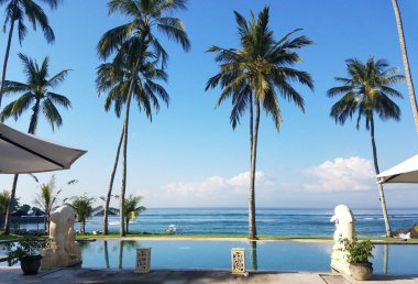 Endonezya 'daki bir Bali tatil beldesinde havuz konforu