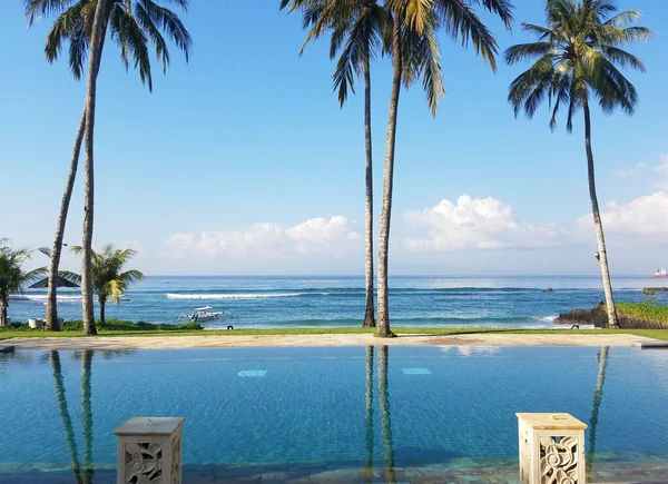 Piscina infinita en Bali, Indonesia — Foto de Stock