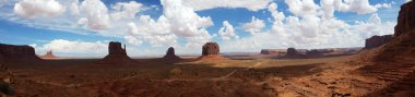 Arizona-Utah sınırındaki Navajo Kabile Parkı 'ndan Anıt Vadisi Panoraması, ABD
