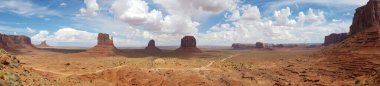 Arizona-Utah sınırındaki Navajo Kabile Parkı 'ndan Anıt Vadisi Panoraması, ABD