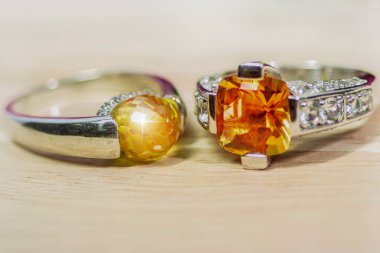 Yastık Kesme Sitrin Gemstone .sarı turuncu Yuvarlak Kesim ve Elmas Yüzük.Placed güzel bir ışık ahşap zemin üzerine