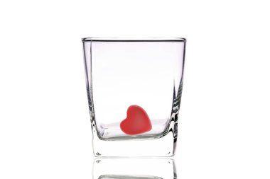 Kırmızı kalpli cam. Bir bardak suya yerleştirilen kırmızı kalp şekli.
