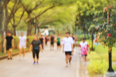 bulanık fotoğraf Parkta çalışan insanlar Akşam yeşil