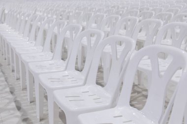 Birçok beyaz sandalye güzel düzenlenmiştir.