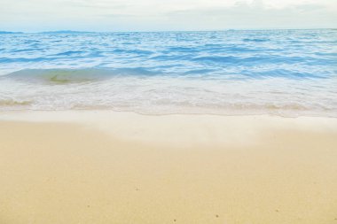 Beyaz kum ve mavi deniz, güzel gökyüzü