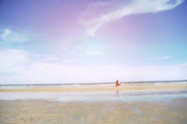 bulanık fotoğraf Geniş açılı deniz suyu oynayan insanlar var.