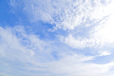 Bulutlarla güzel gökyüzü, geniş açı