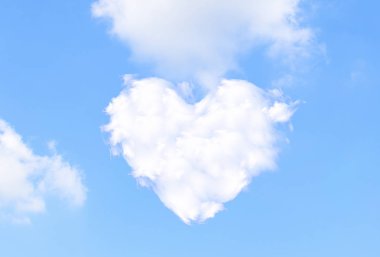 Bulutlarla güzel gökyüzü, geniş açı