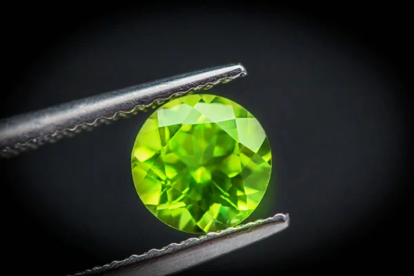 Gemstone.Beautiful peridoto forma redonda gem.Natural Verde Sapphir —  Fotos de Stock