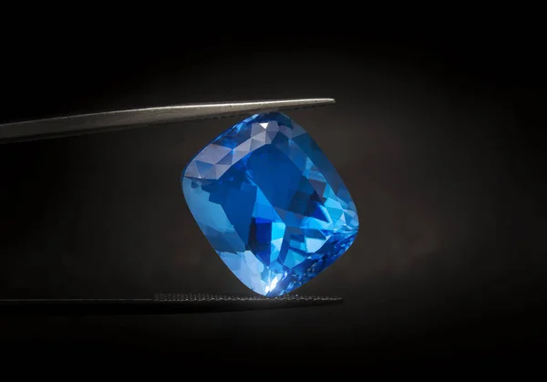 Natural Swiss Blue Topaz Cushion Shape Gems Stone Holding Tweezers — Stok Foto