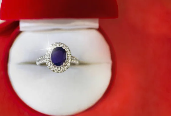 青いサファイア楕円形の石青い宝石のリングは 赤い白いリングボックスに置かれました — ストック写真