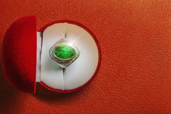 Grüner Granatoval Geformter Edelstein Ring Mit Diamant Auf Rotem Kasten — Stockfoto