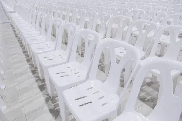 Wiele Białych Krzeseł Jest Pięknie Ułożonych — Zdjęcie stockowe