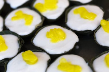 puding formu. Tay tatlı eti; muz bardağı hindistan cevizi jölesi.jelatin hindistan cevizi kreması ile tepesinde.üstüne hindistan cevizi sütü susam bir tabaka ile pirinç unu yapılmış sweetmeat