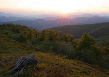Dağlarda güzel bir gün batımı 
