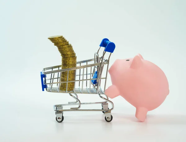 Porquinho Banco Empurrando Carrinho Compras Com Moedas Cima Fundo Branco — Fotografia de Stock