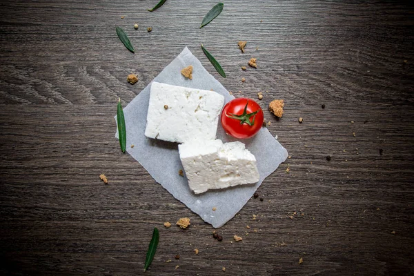 Feta Griechischer Käse Mit Tomate Auf Holzgrund — Stockfoto