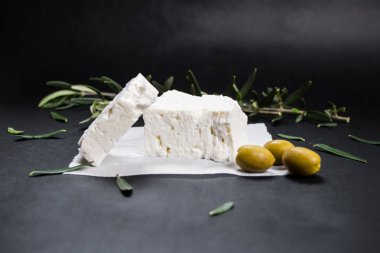 Siyah arka planda zeytin ile Feta Yunan peyniri