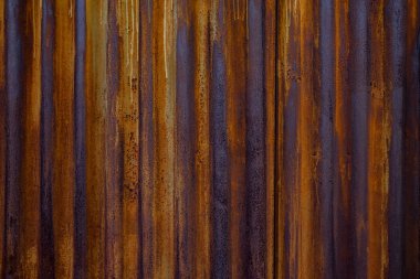 Pas sayısız izleri ile kahverengi renk eski oluklu demir levha