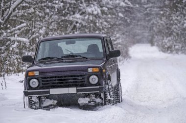 Karlı bir yolda Rus off-road araba Lada Niva