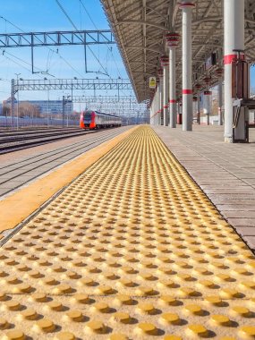 Demiryolu treni raylar üzerinde elektrikli lokomotif ile st birinde