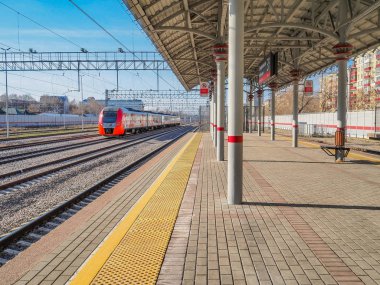 Demiryolu treni raylar üzerinde elektrikli lokomotif ile st birinde
