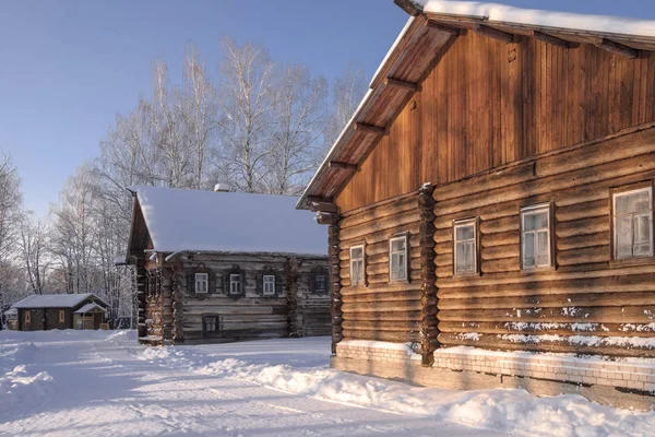 Viejas casas de madera en el pueblo de invierno helado nevado —  Fotos de Stock