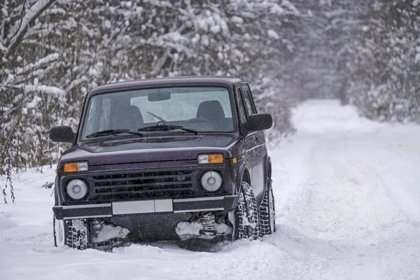 Coche todoterreno ruso Lada Niva en una carretera nevada — Foto de Stock