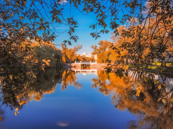 Puente sobre el canal del río enmarcado por el follaje de otoño amarillo — Foto de Stock