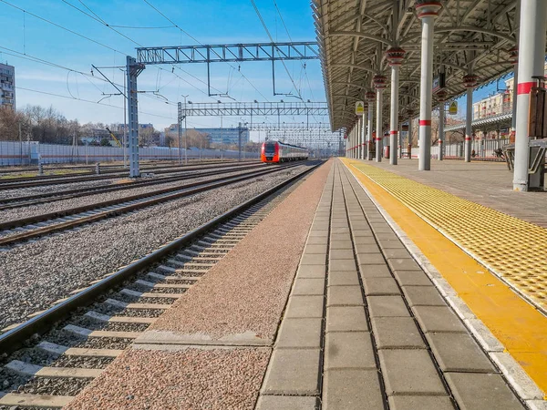 Eisenbahnzug mit Elektro-Lokomotive auf Schienen an einem der — Stockfoto