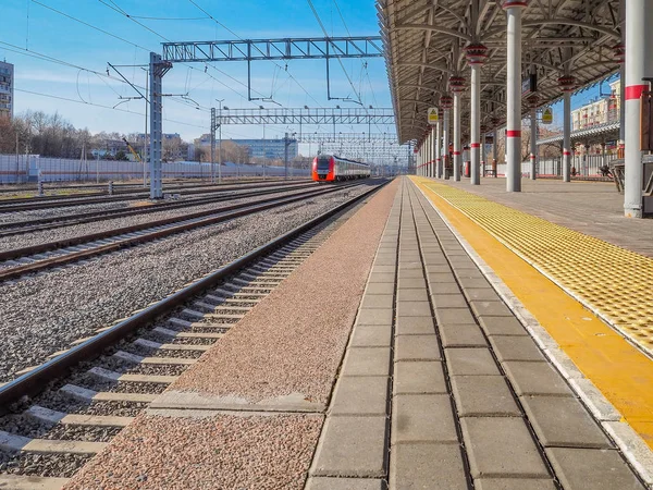 Eisenbahnzug mit Elektro-Lokomotive auf Schienen an einem der — Stockfoto