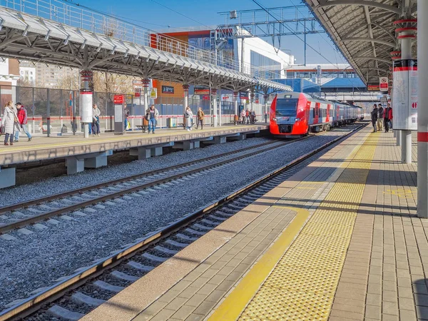 Eisenbahnzug mit Elektro-Lokomotive auf Schienen an einem der — Stockfoto