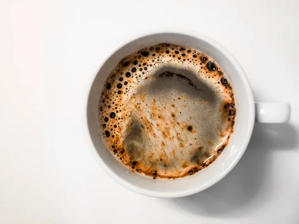 Вид сверху на белую чашку кофе, кофейную пену — стоковое фото