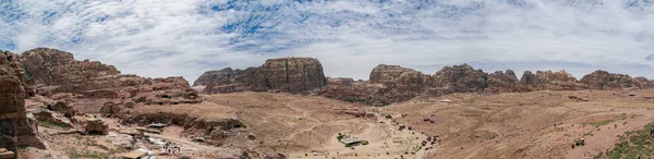 Panorama pouště Jordánsko Petra se svazky v dálce a modrém nebi nad. — Stock fotografie