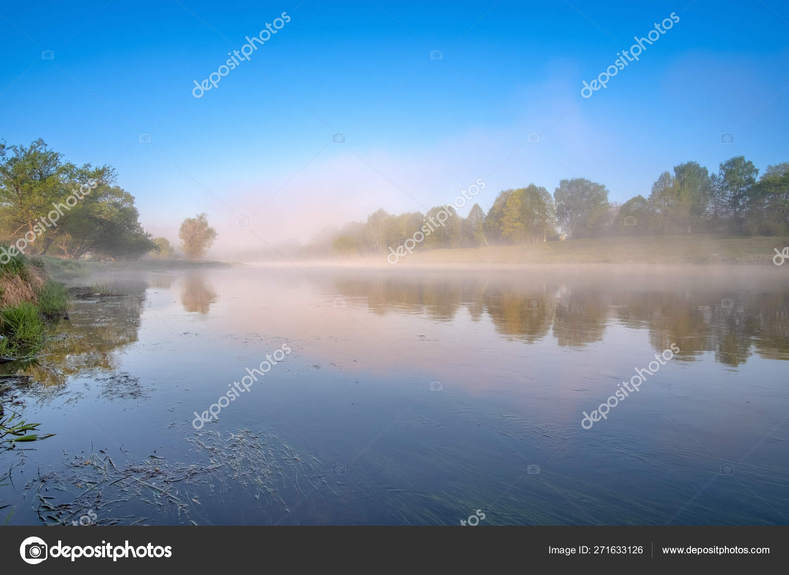 Красочный вид на реку, окутанную туманом, ползущим над водой. Рассвет прохладное утро. Трава с каплей росы и тумана над водой, как вата . — стоковое фото