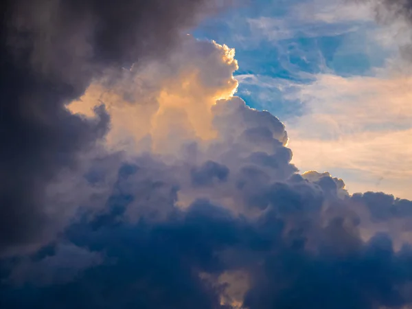 Heavy thunderclouds, illuminated from the inside by orange sunlight. Dramatic picture of nature. — Stock Photo, Image