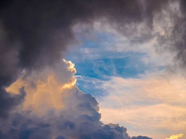 Heavy thunderclouds, illuminated from the inside by orange sunlight. Dramatic picture of nature. — Stock Photo, Image