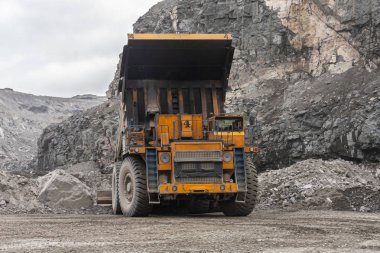 Gigat damperli kamyonlar murmansk bölgesinde kaya taşıyan apatit üretimi için madende çalışıyor.