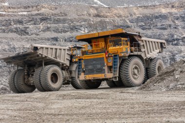 Gigat damperli kamyonlar murmansk bölgesinde kaya taşıyan apatit üretimi için madende çalışıyor.