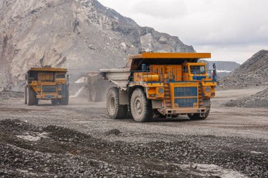 Gigat damperli kamyonlar murmansk bölgesinde kaya taşıyan apatit üretimi için madende çalışıyor.