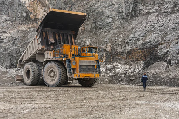 Camiones volquete Gigat están trabajando en la mina para la producción de apatita en la región de Murmansk llevando roca . — Foto de Stock