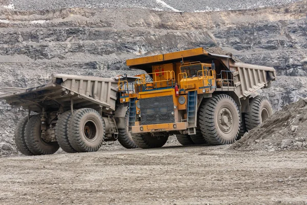 Camiones volquete Gigat están trabajando en la mina para la producción de apatita en la región de Murmansk llevando roca . — Foto de Stock