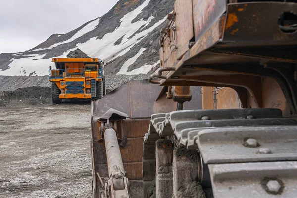 Potente excavadora de canteras y camión volquete gigat operando en la mina de apatita en la región de Murmansk . — Foto de Stock